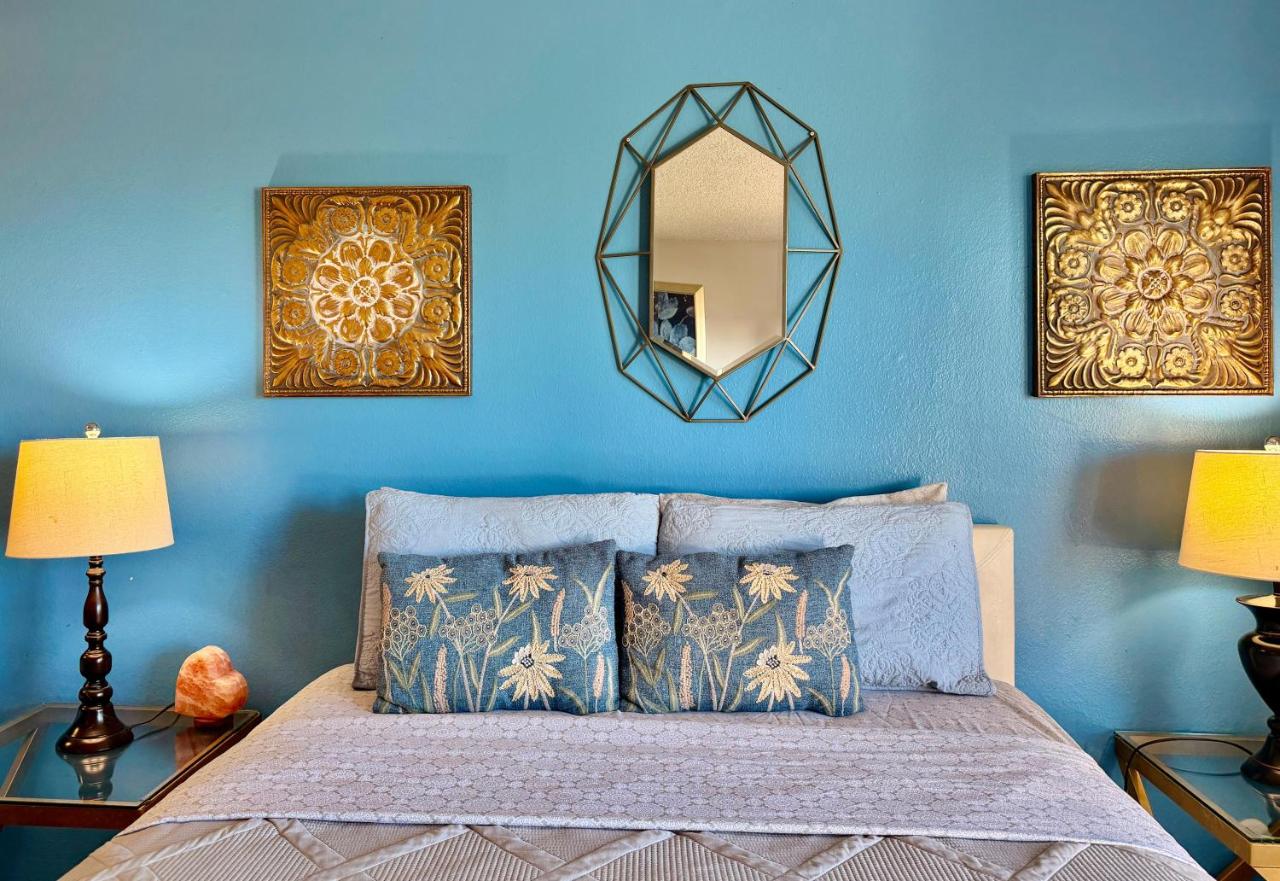 Hollywood Studio with Pool, Parking, Gym & Sign View