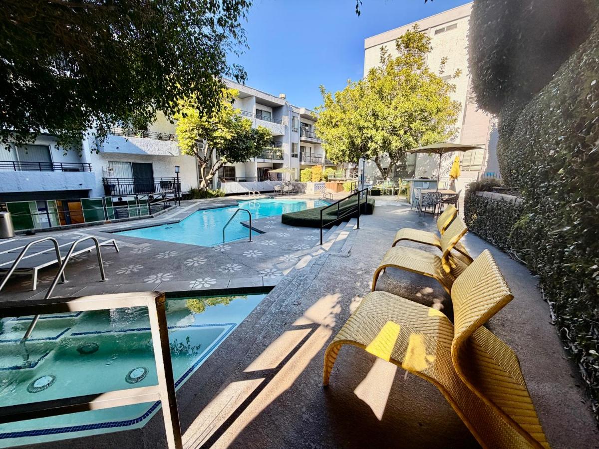 Hollywood Studio with Pool, Parking, Gym & Sign View - 4