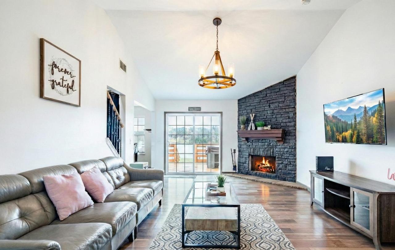 3BR Lakefront in Nashville with BBQ & Hot Tub - 4