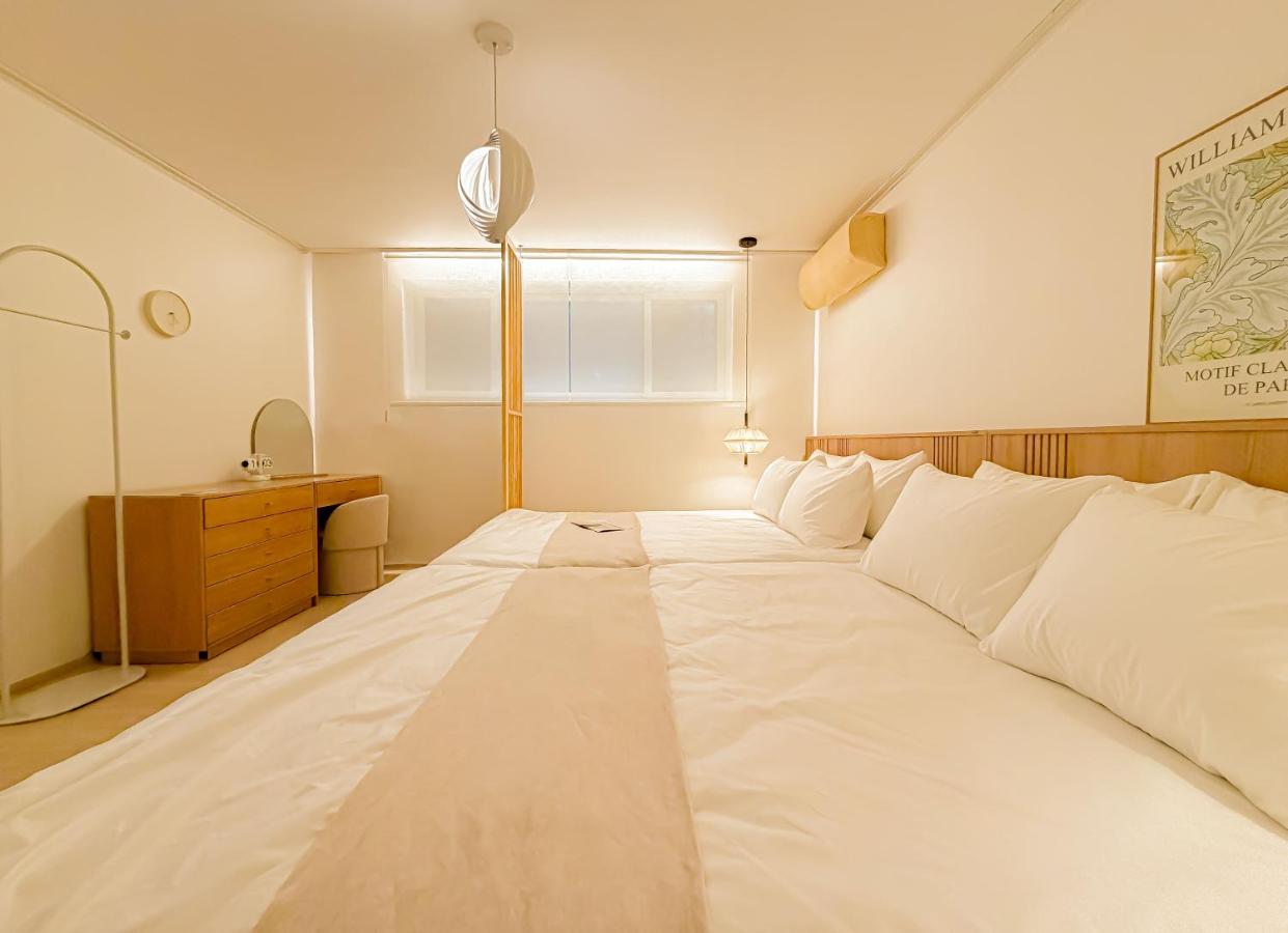 Yeoksam, Gangnam Plastic Surgery, COEX, Garosu-gil, Gangnam Wedding, Hongdae 30 minutes, airport bus