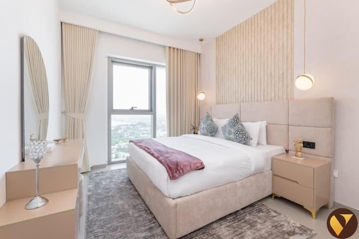 Vogue Vacation Homes, Downtown Views II with Direct Access to Dubai Mall Via a Climate Controlled Bridge, One Bedroom Apartment with Balcony and City View - 4