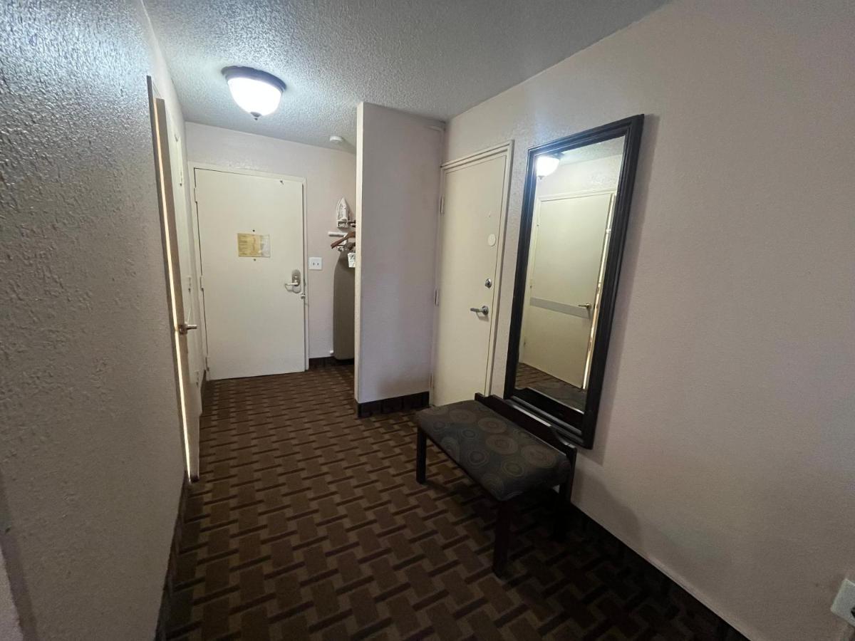 Derby Inn And Suites — photo 3