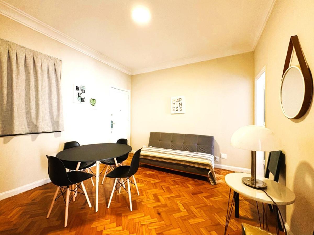 Apartamento com Dois Quartos na Orla de Copacabana