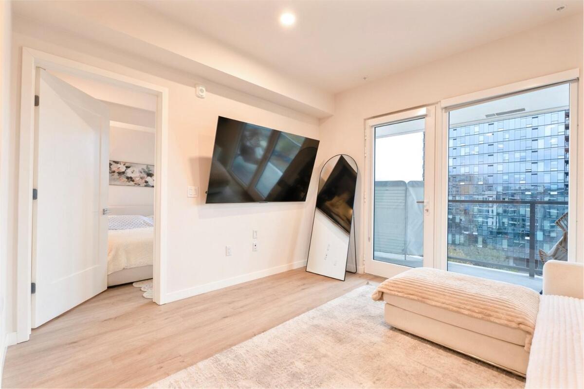 Hollywood Palladium 1 BD EV charger Free Parking - 5