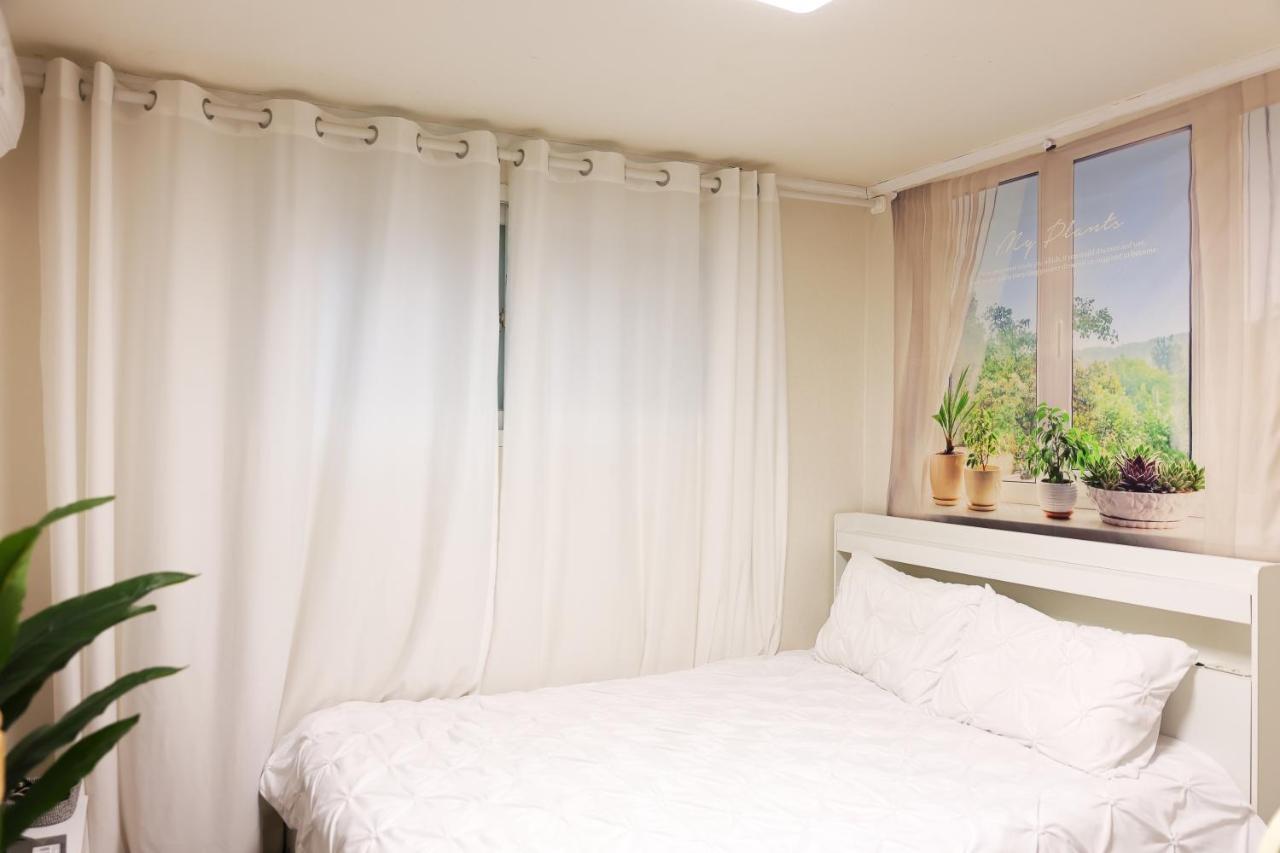 BTS Theme 2BR Apartment near Sinchon Station '4pax' 1min to Sinchon Street