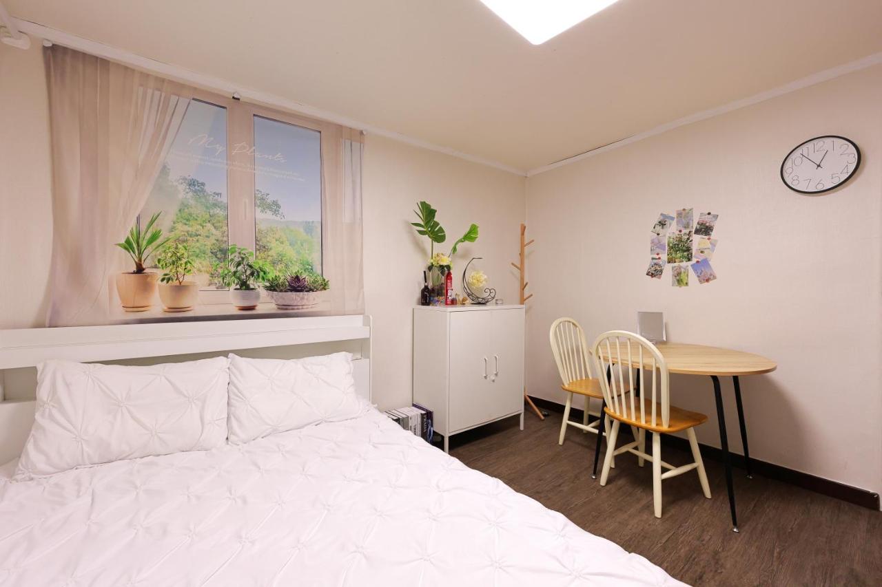 BTS Theme 2BR Apartment near Sinchon Station '4pax' 1min to Sinchon Street - 2