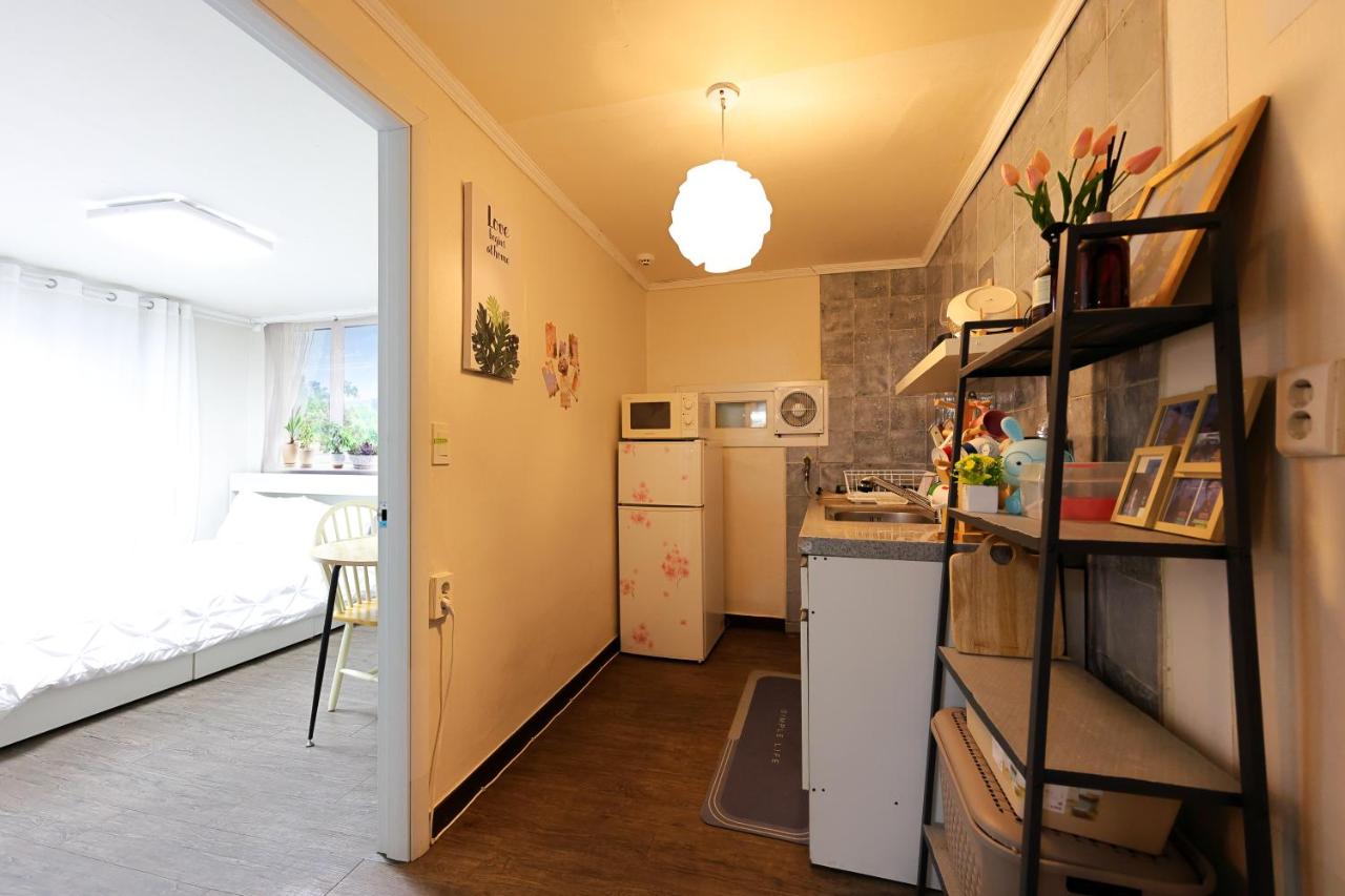 BTS Theme 2BR Apartment near Sinchon Station '4pax' 1min to Sinchon Street - 4