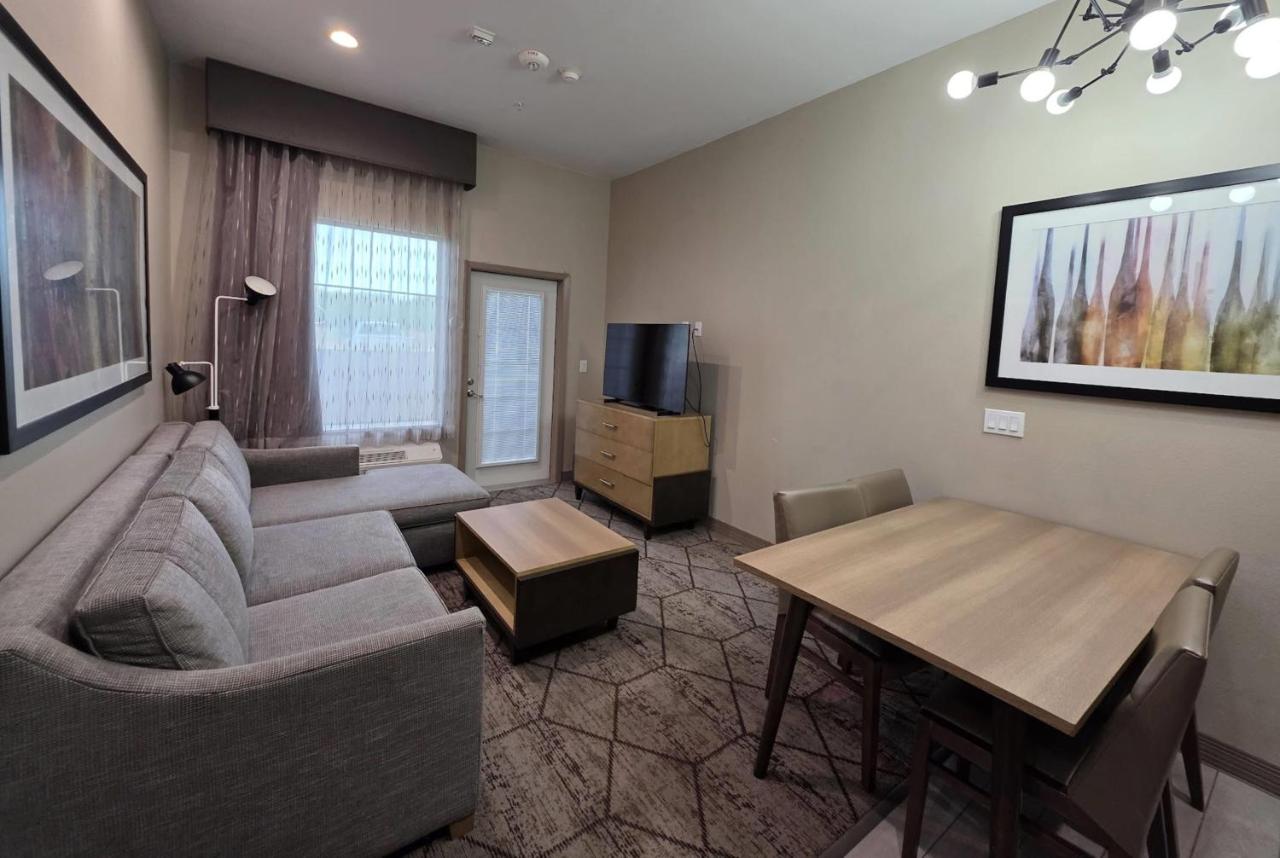 McKinzie Hotel & Suites — photo 10