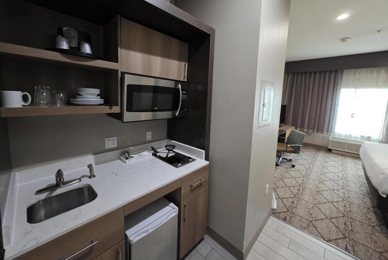 McKinzie Hotel & Suites — photo 11