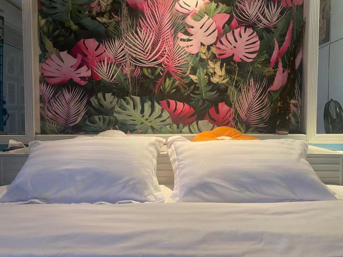 家庭房Family rooms for 4 to 5 people with a terrace are located near KSL Shopping Centre and Palaz Pelangi adjacent to the Johor-Singapore First Link The room is equipped with one 190cm king bed and two 120cm single beds Free pick up and drop off