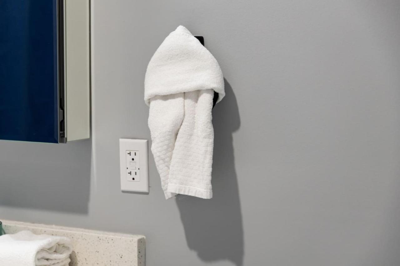 City Life-2 Bedrooms-Free Indoor Parking-20minNYC - 3