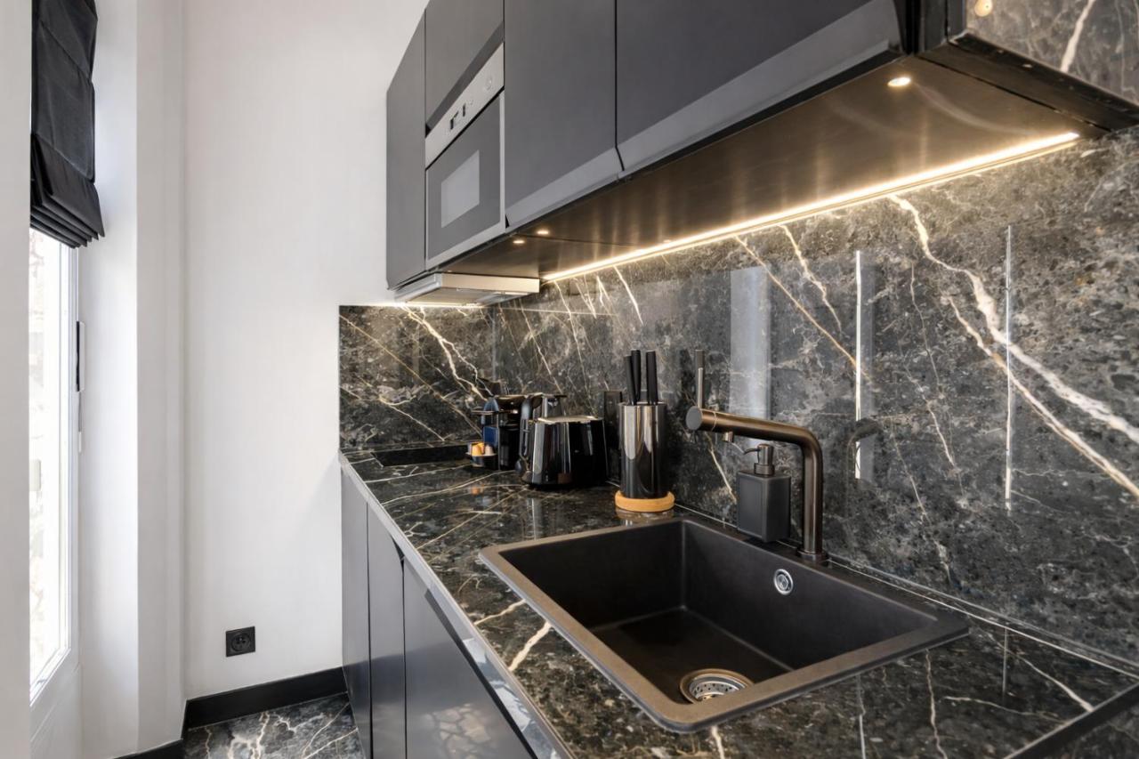 C3 Charming Getaway in 7th, Steps from Eiffel Tower - 4