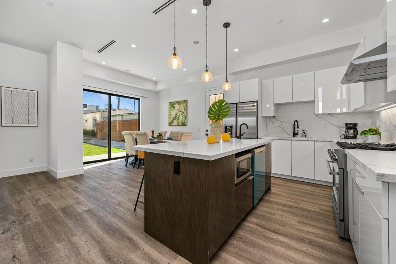 7 BR double house with parking and a backyard in LA - 4