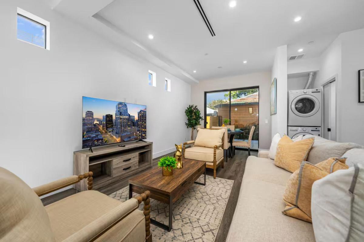 7 BR double house with parking and a backyard in LA - 5