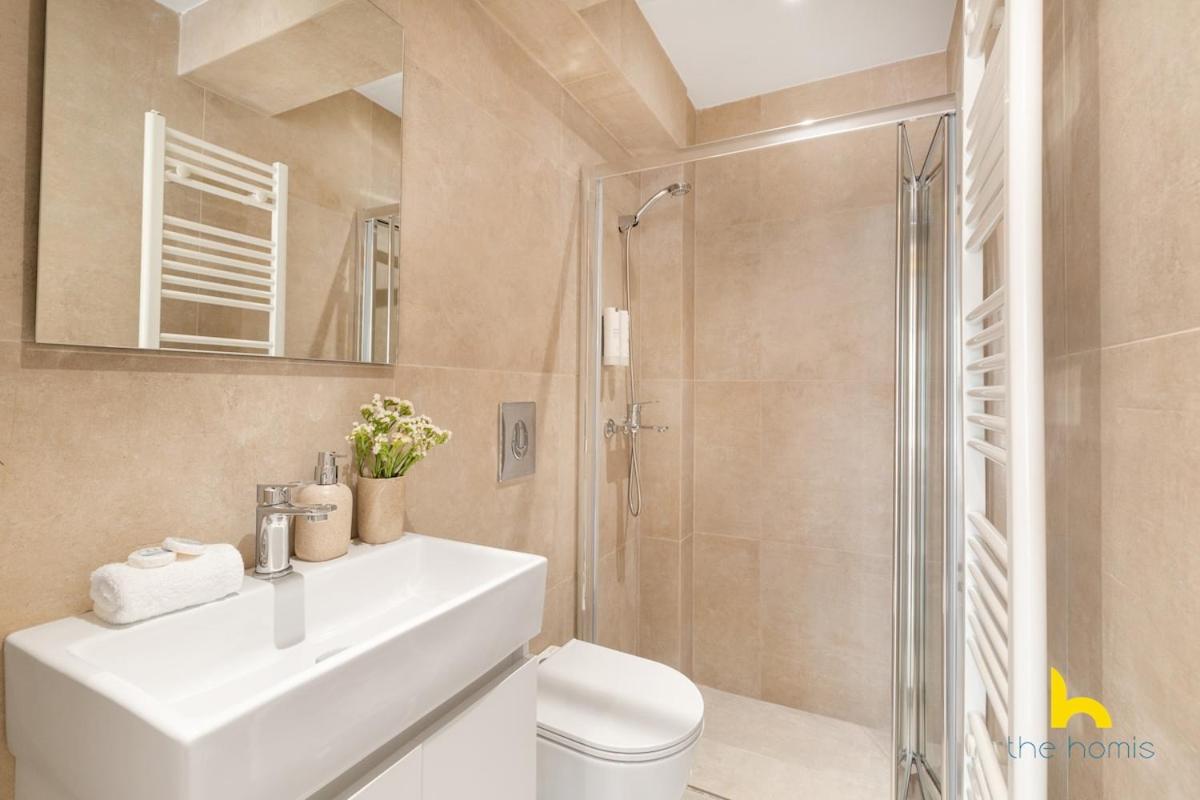 Rooftop Hideaway w Large Private Patio near Metro - 5
