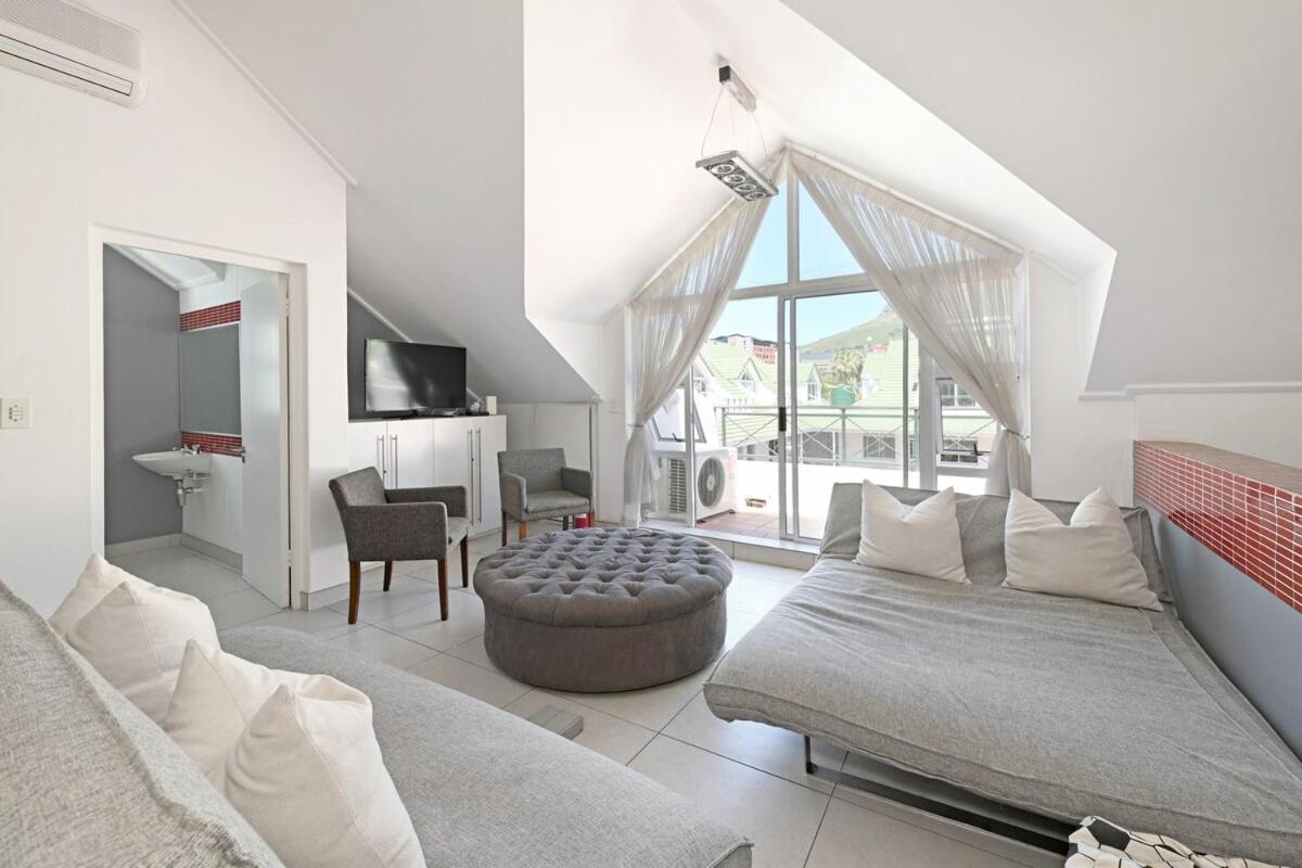 Sunlit Loft-Style 1-Bed with Balcony & Views