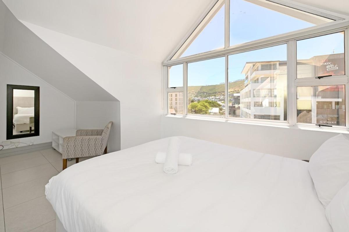 Sunlit Loft-Style 1-Bed with Balcony & Views - 2