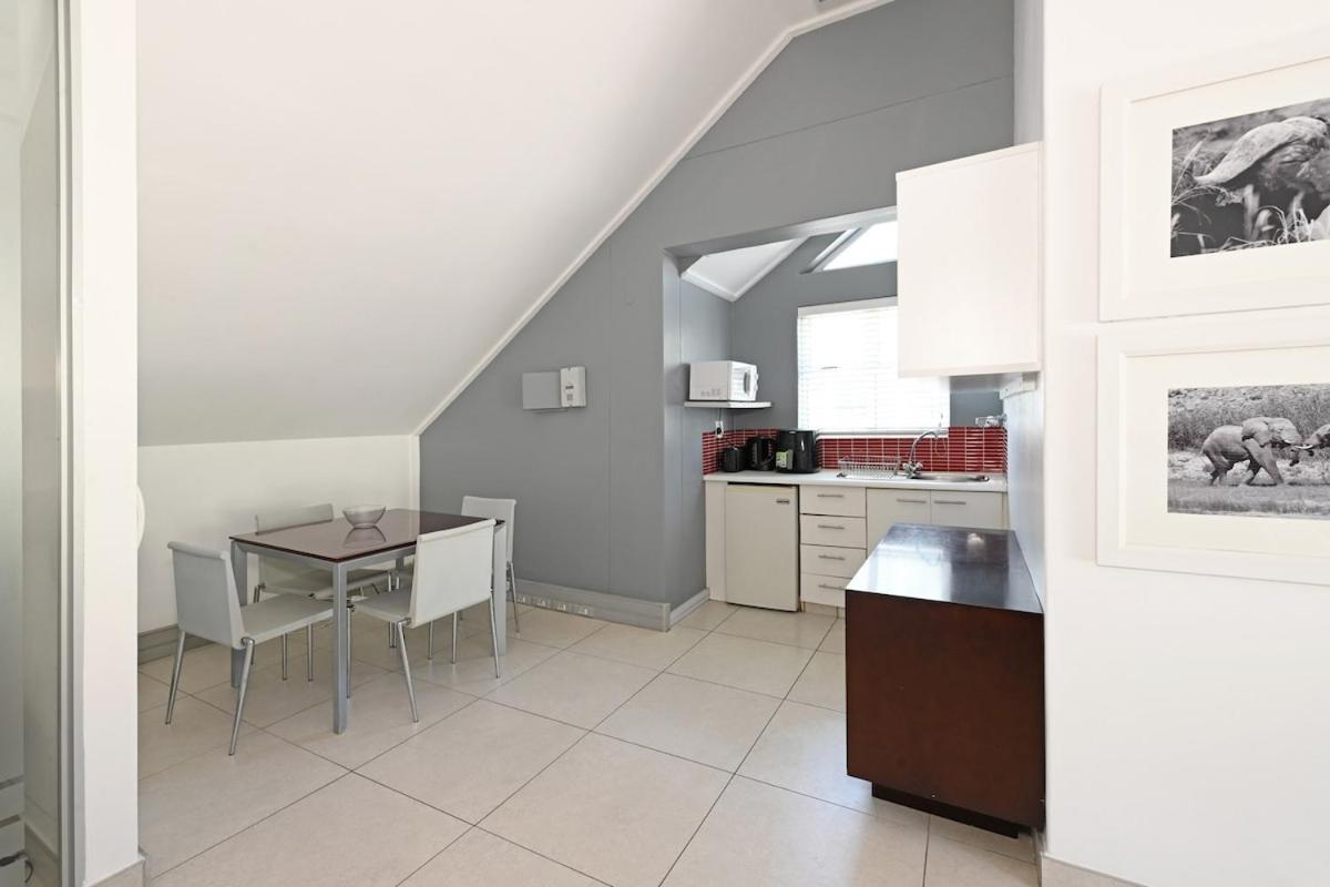 Sunlit Loft-Style 1-Bed with Balcony & Views - 4