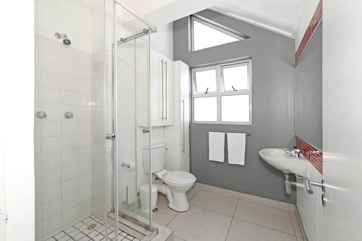 Sunlit Loft-Style 1-Bed with Balcony & Views - 3