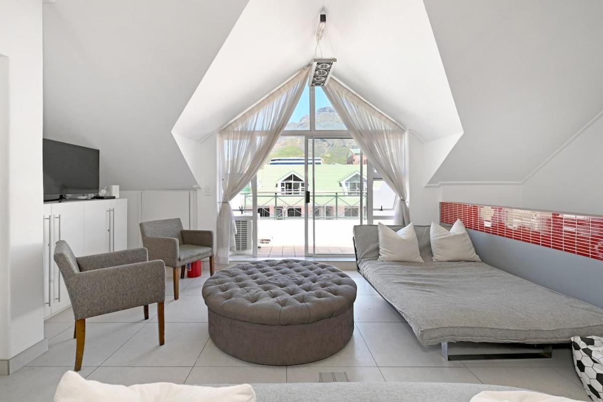 Sunlit Loft-Style 1-Bed with Balcony & Views - 5