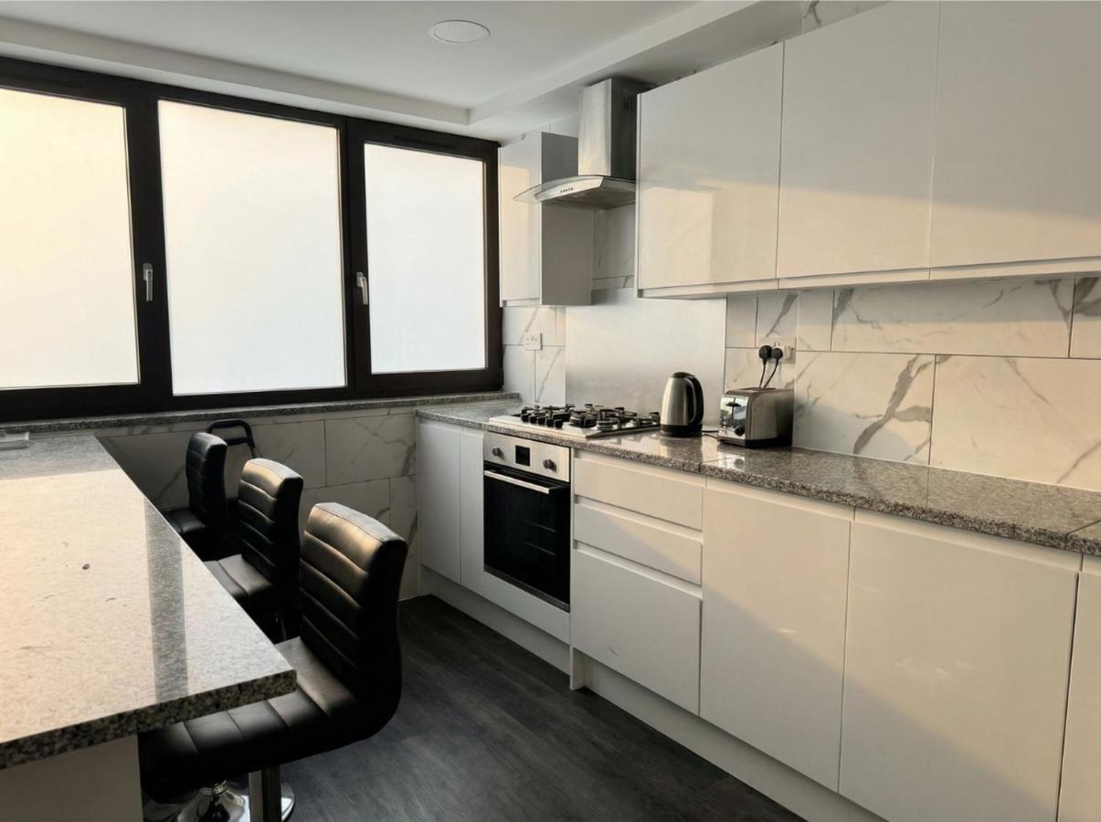 4 Bed Flat in Hoxton Zone 1 with Balcony - 4
