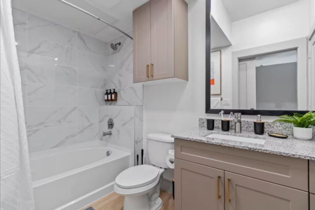 Modern King Suite Downtown Austin and Wi-Fi NEW - 3