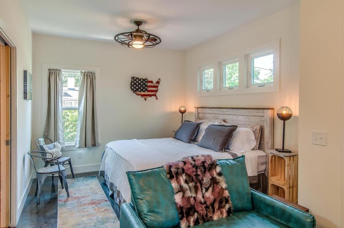 Rustic Studio Walkable to Music Row! by Stay Local Nashville