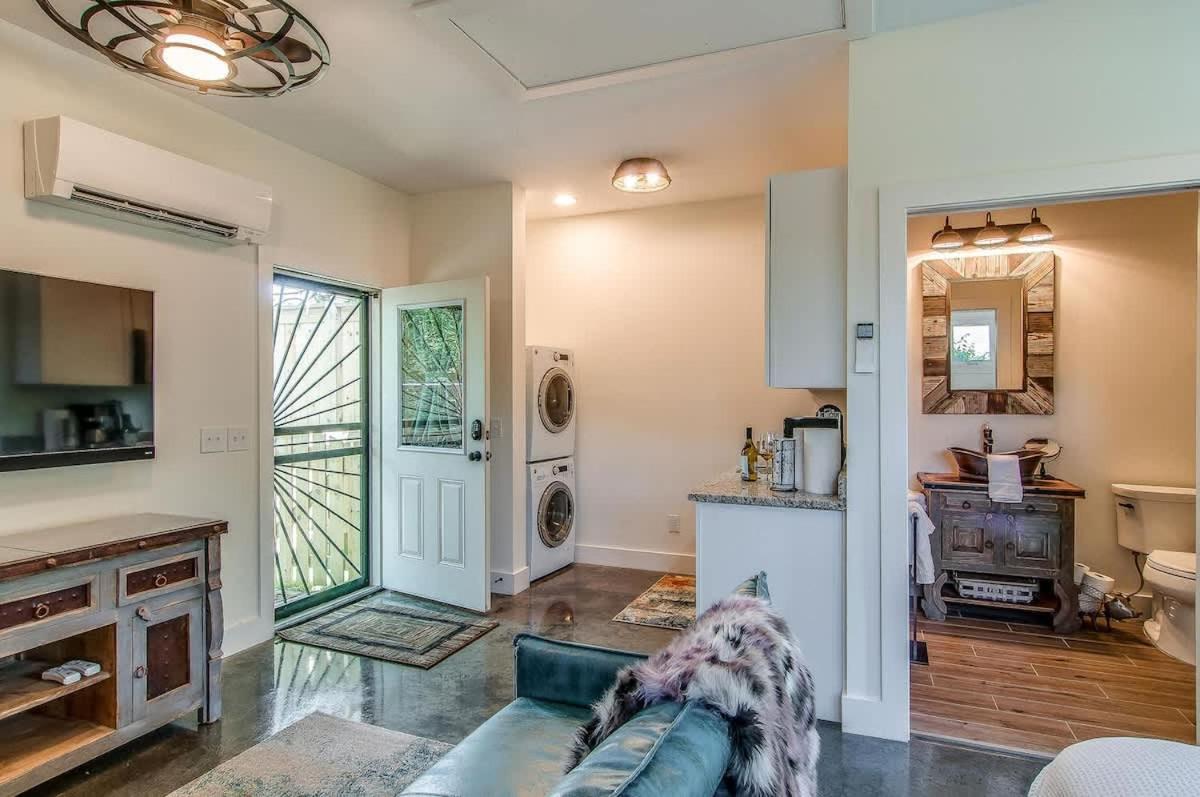 Rustic Studio Walkable to Music Row! by Stay Local Nashville - 2