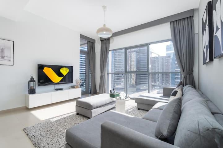 Vogue Vacation Homes, Downtown Bellevue Towers near Burj Khalifa and Dubai Mall, One bedroom Apartment with Balcony and City view, Access to all Amenities - 2