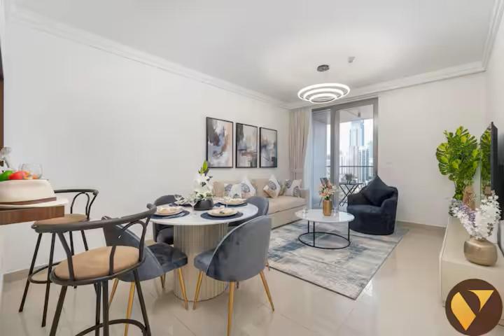Vogue Vacation Homes, Downtown Boulevard Point near Burj Khalifa and Dubai Mall, One Bedroom Apartment with Burj Khalifa view from the Balcony and Access to all Amenities - 2