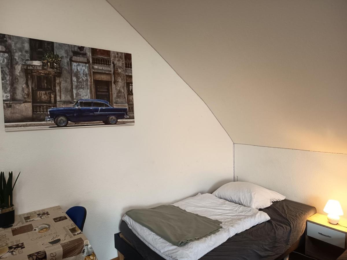 IN VILLA 60 qm APARTMENT max 4 per, 24 std Check-in,free parking, WIFI , TV,
