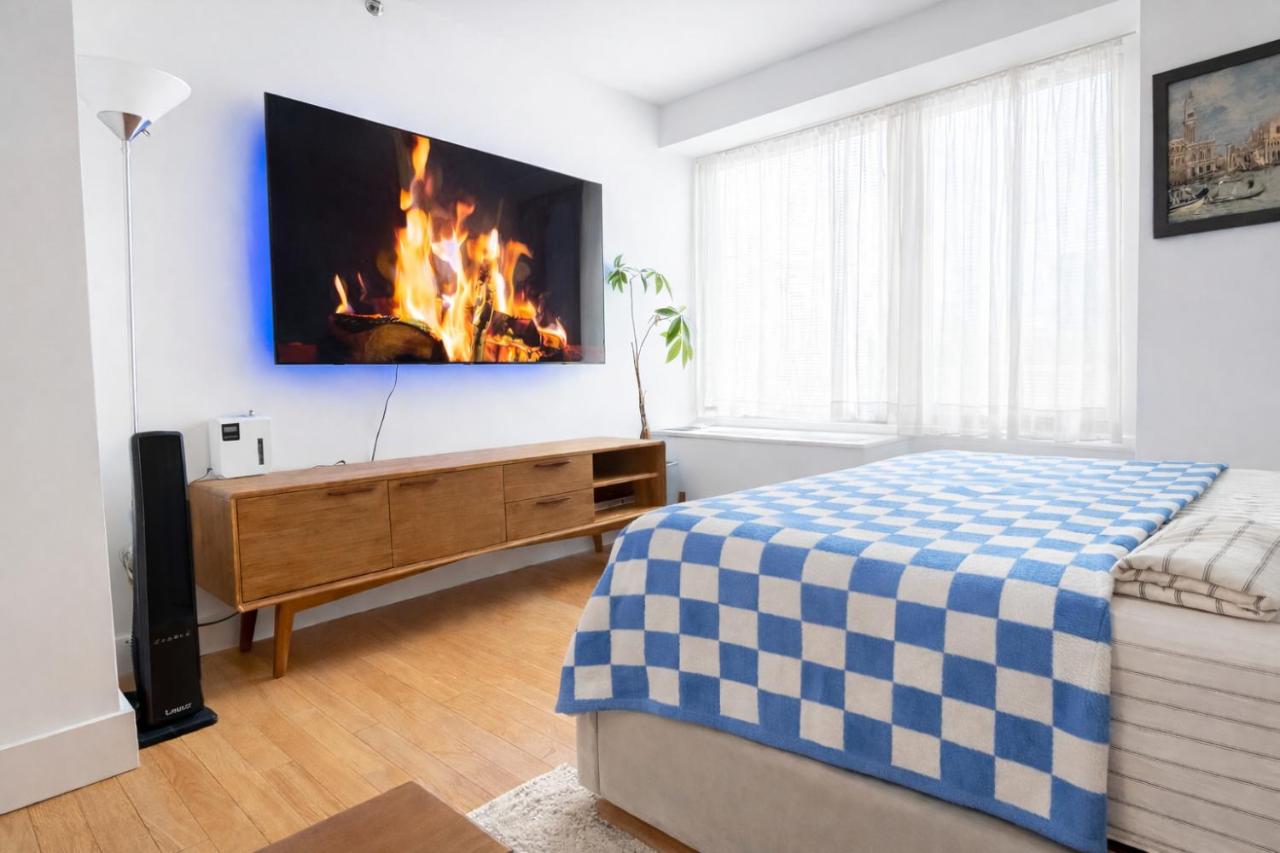 Modern Studio with Private Bathroom and Kitchen - 2