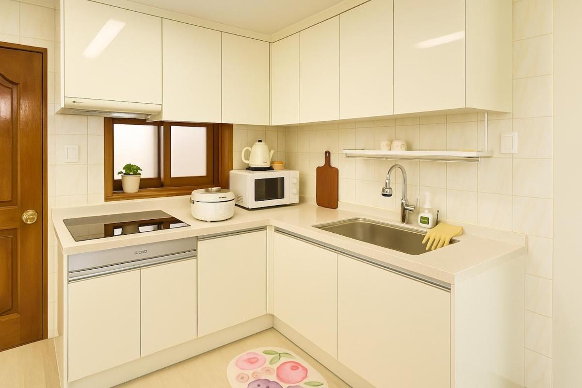 Golmokgil Stay A Quiet Local Home in Seoul - 4