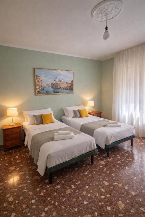 House in the park! Free parking and convenient to Venice - 4