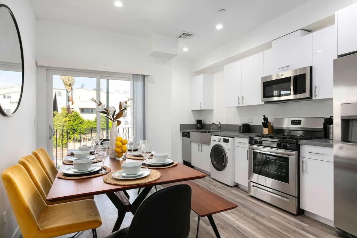 Spacious 4BR Townhouse with Free Parking Near DTLA - 2