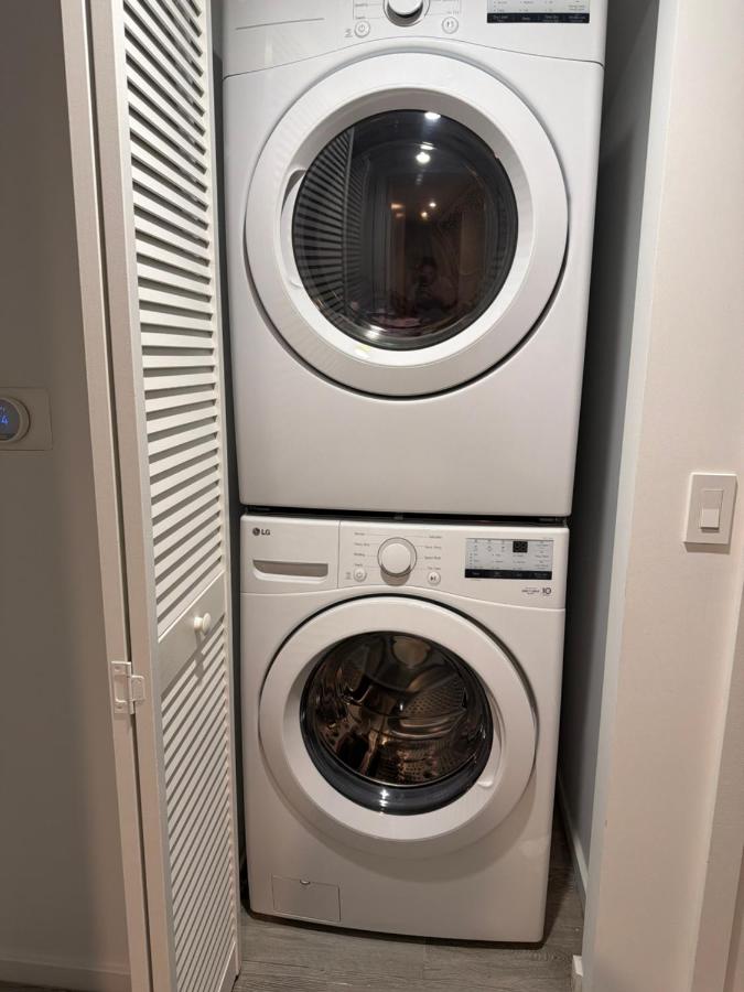 High-Floor Studio with City Views Downtown Miami - 2