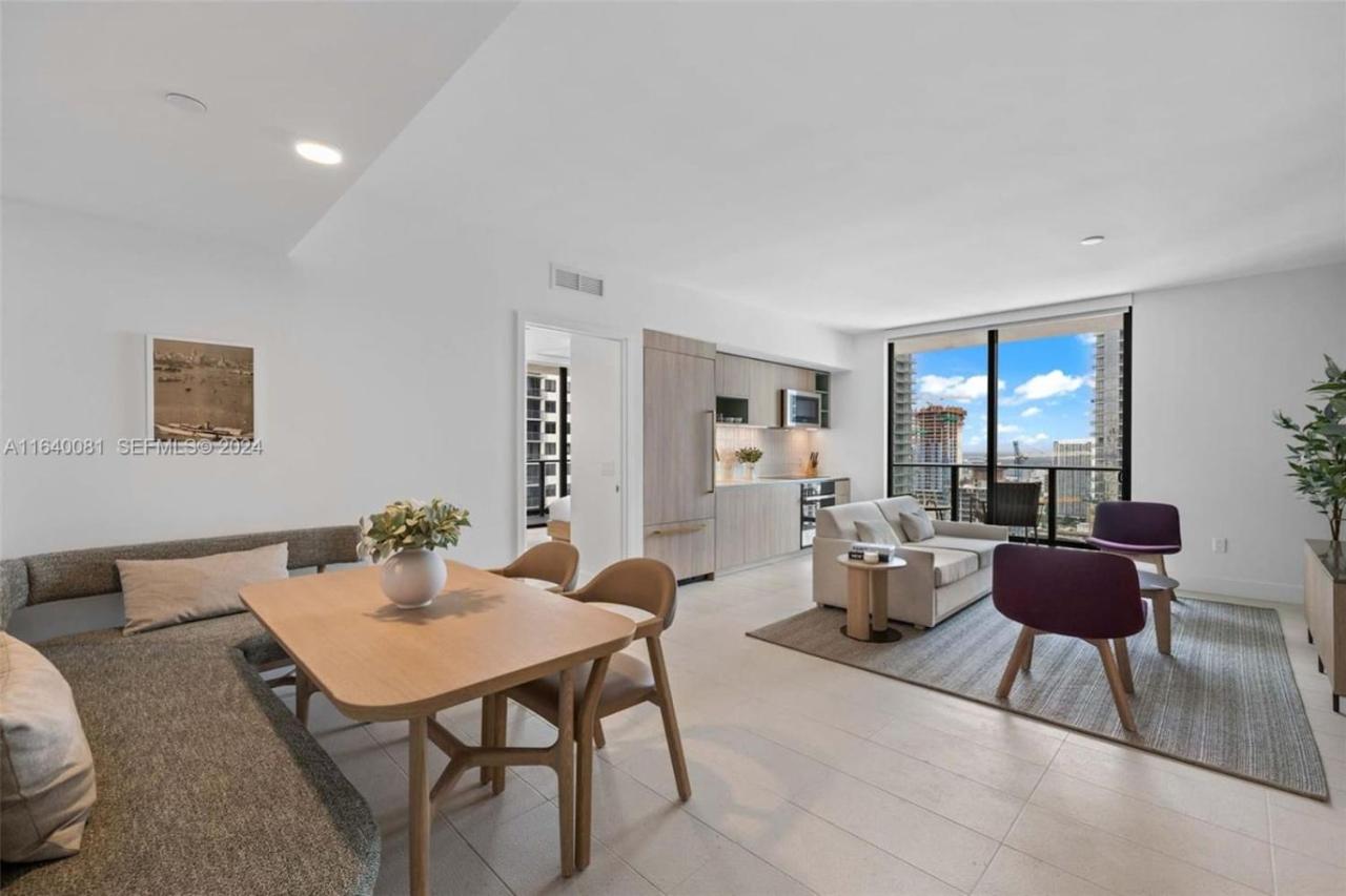 Spacious 2 Bedroom Corner Unit Wraparound Balcony - 4