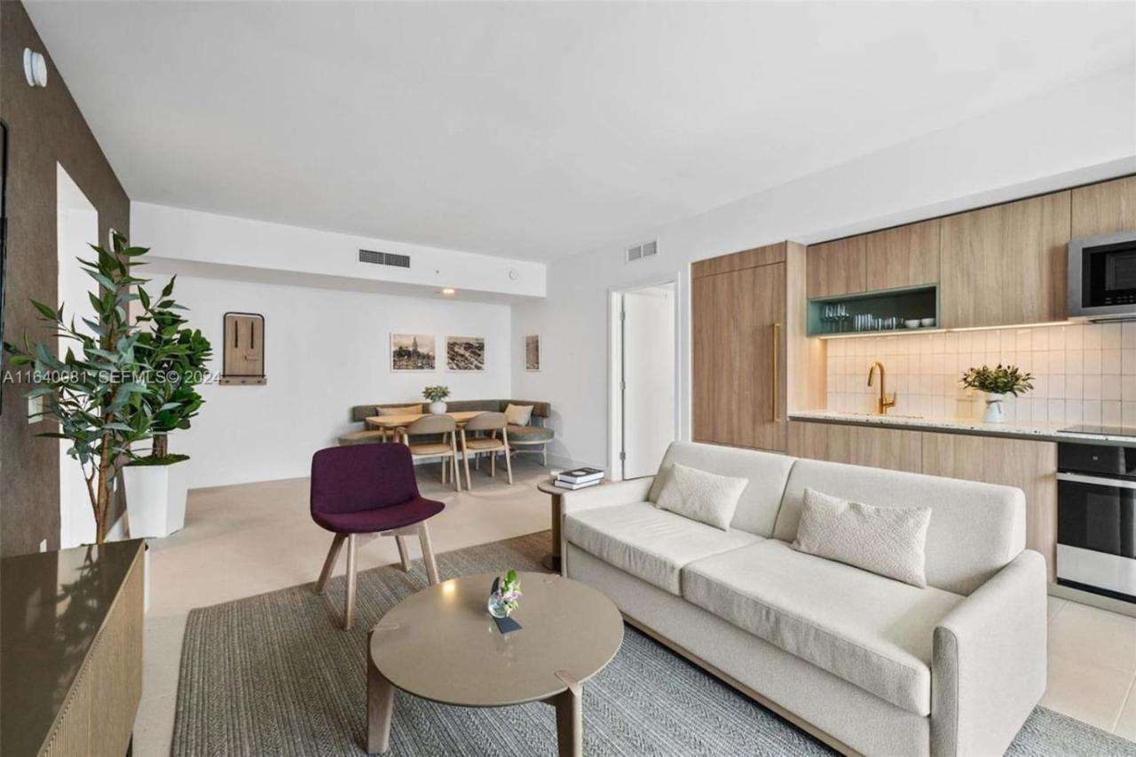 Spacious 2 Bedroom Corner Unit Wraparound Balcony - 5