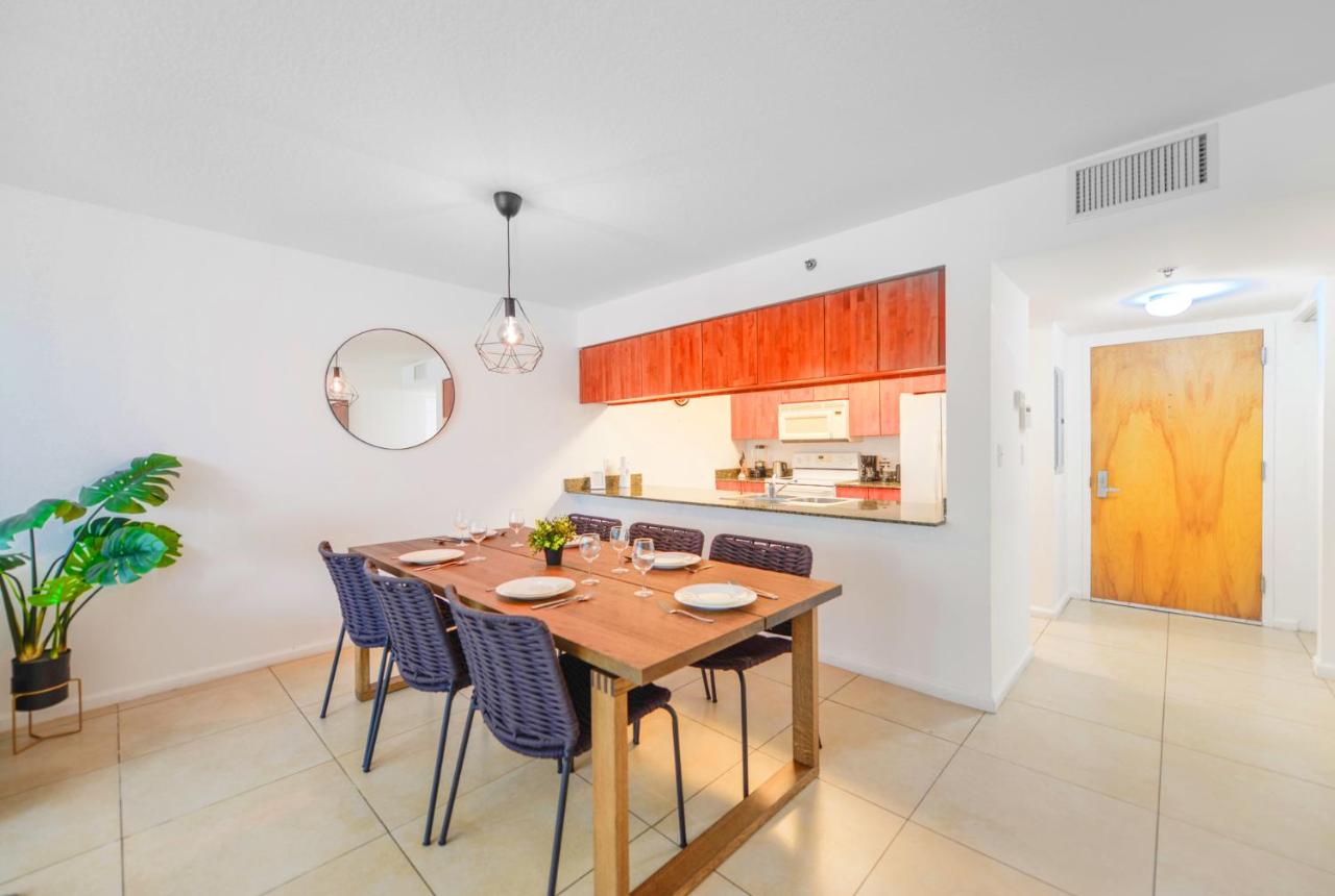 Modern Brickell Condo with City Views & Parking - 4