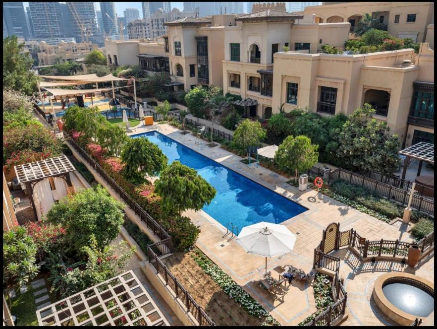 Skyline Souk 1 & 2 Bedroom Apartments I Burj Khalifa Views I Private Terrace I Gym, Pool, Parking & Wi-Fi - 4