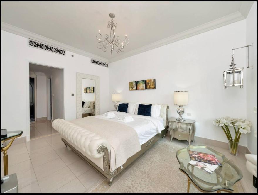 Skyline Souk 1 & 2 Bedroom Apartments I Burj Khalifa Views I Private Terrace I Gym, Pool, Parking & Wi-Fi - 2