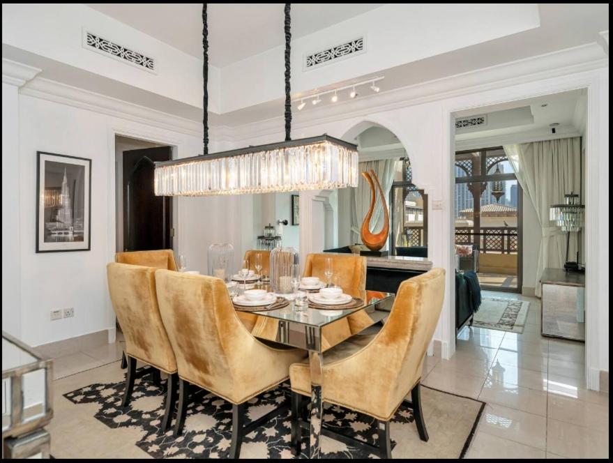 Skyline Souk 1 & 2 Bedroom Apartments I Burj Khalifa Views I Private Terrace I Gym, Pool, Parking & Wi-Fi - 5