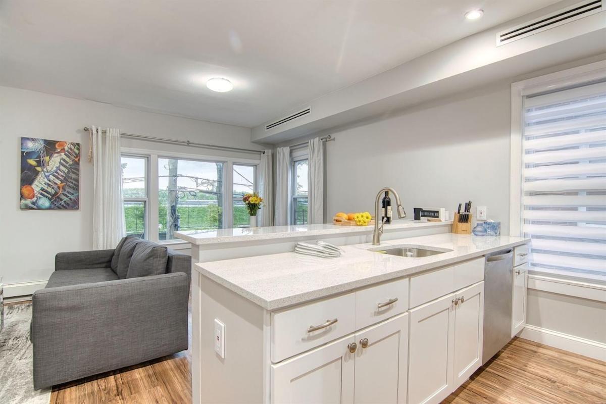 Beauty On The Reservoir Luxury New-Build 2BR w King Bed, Designer Finishes Ultra-Fast WiFi And AC - 3