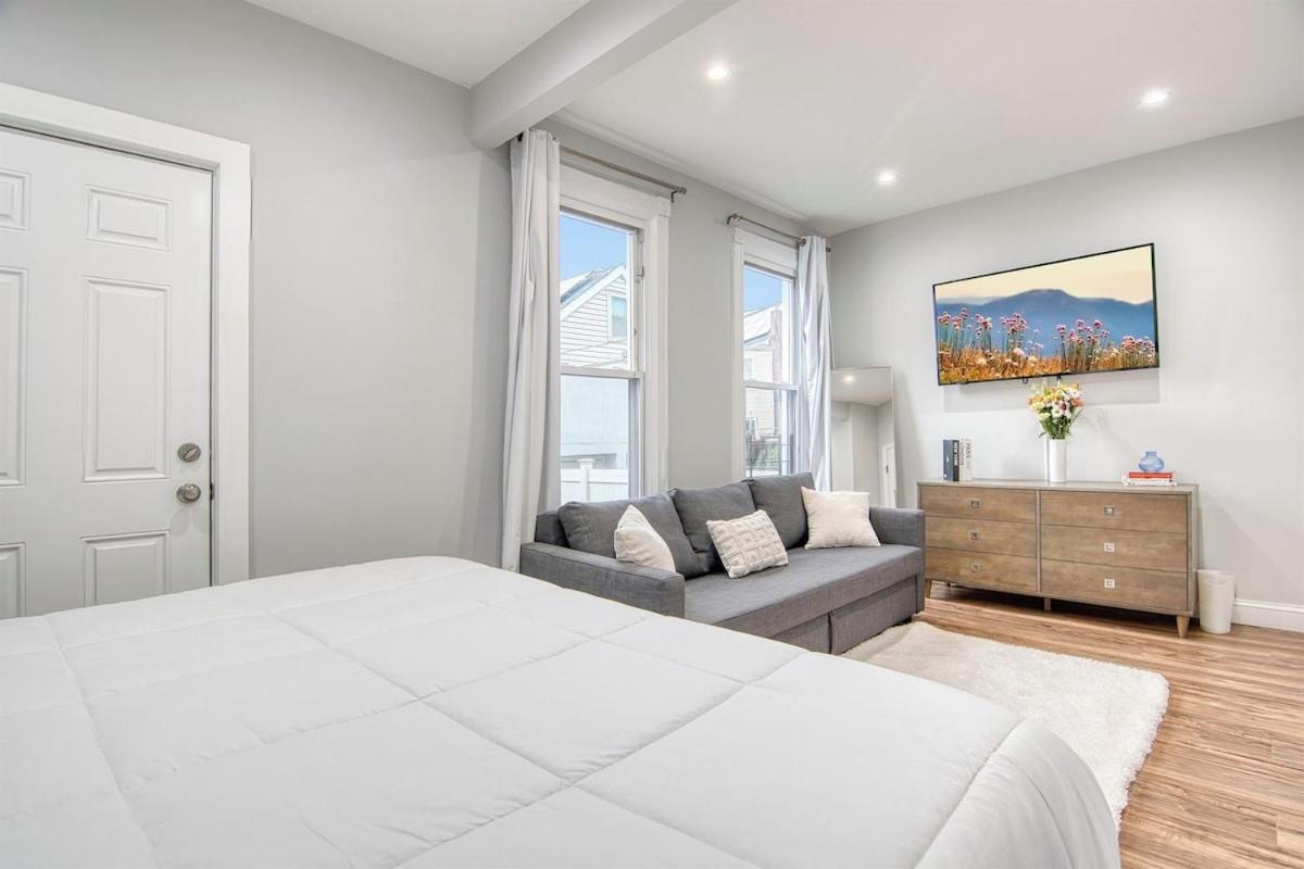 Beauty On The Reservoir Luxury New-Build 2BR w King Bed, Designer Finishes Ultra-Fast WiFi And AC - 2