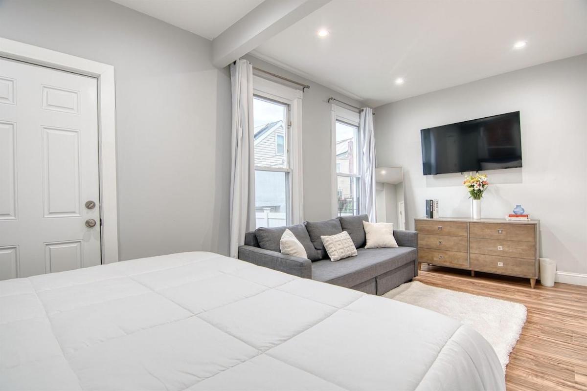 Serenity On The Reservoir Elegant 2BR Modern Oasis Brand-New Build, Luxe Touches & Lightning-Fast WiFi, AC - 5