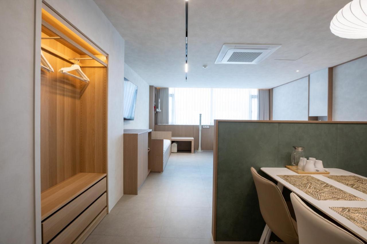 Hotel Comochez Myeongdong - 3