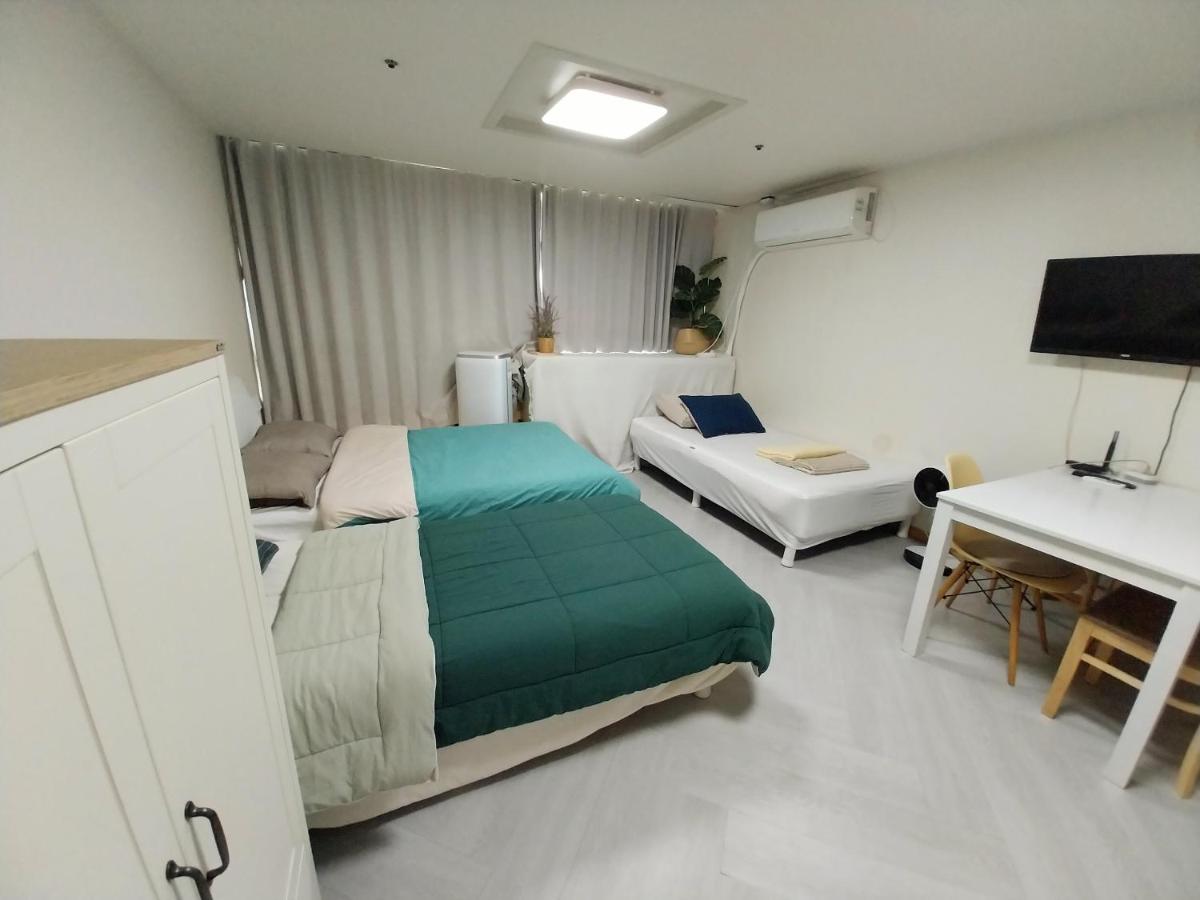 A house with a great view and elevator access Right in front of Hongik Univ Station - 2