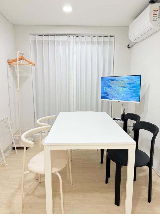 Hongdae Exit 3 50s Residence - 5