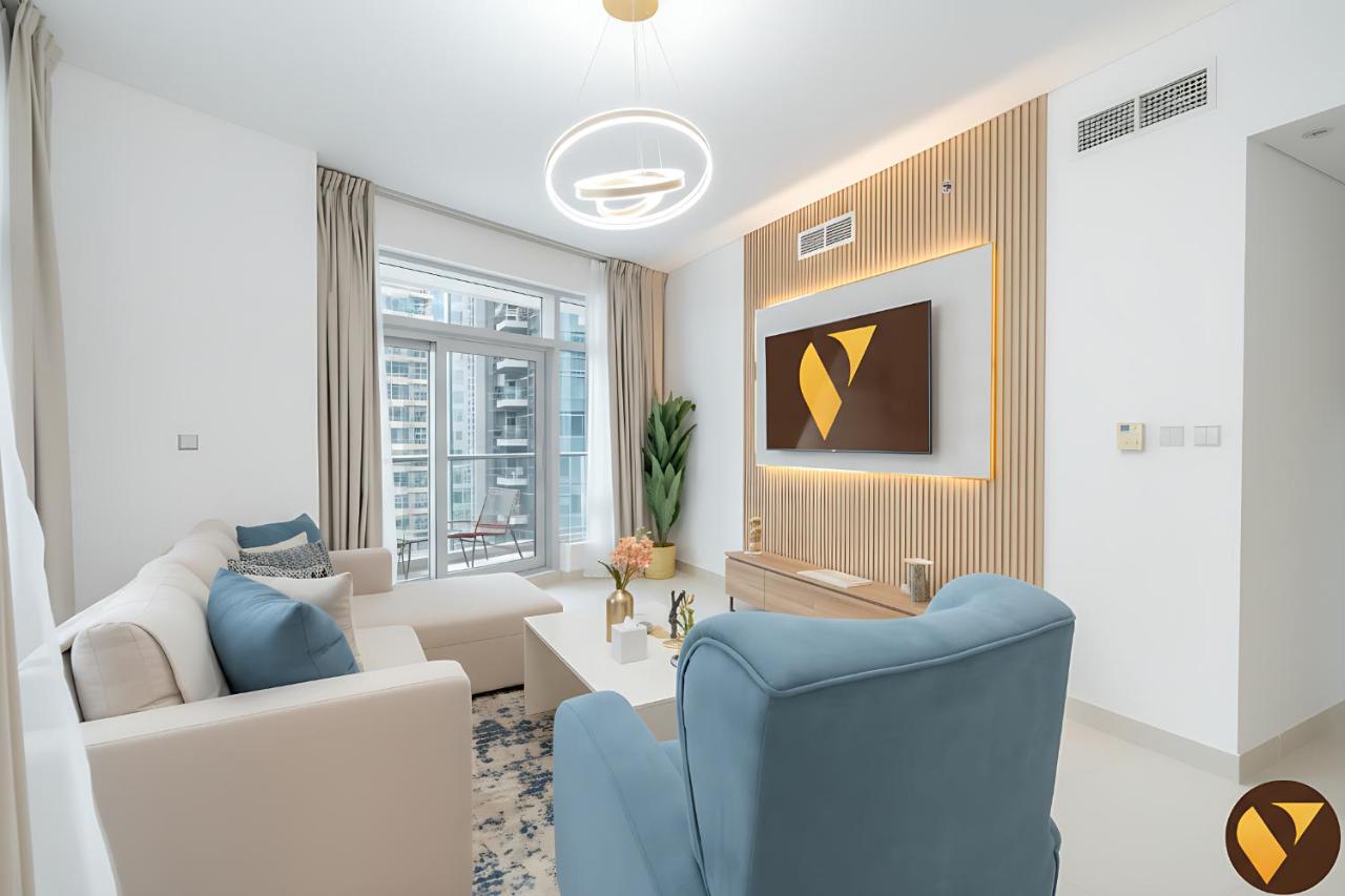 Vogue Vacation Homes, Downtown The Lofts near Burj Khalifa and Dubai Mall, Two Bedroom Apartment with Balcony and City Skyline View, Access to all Amenities - 2