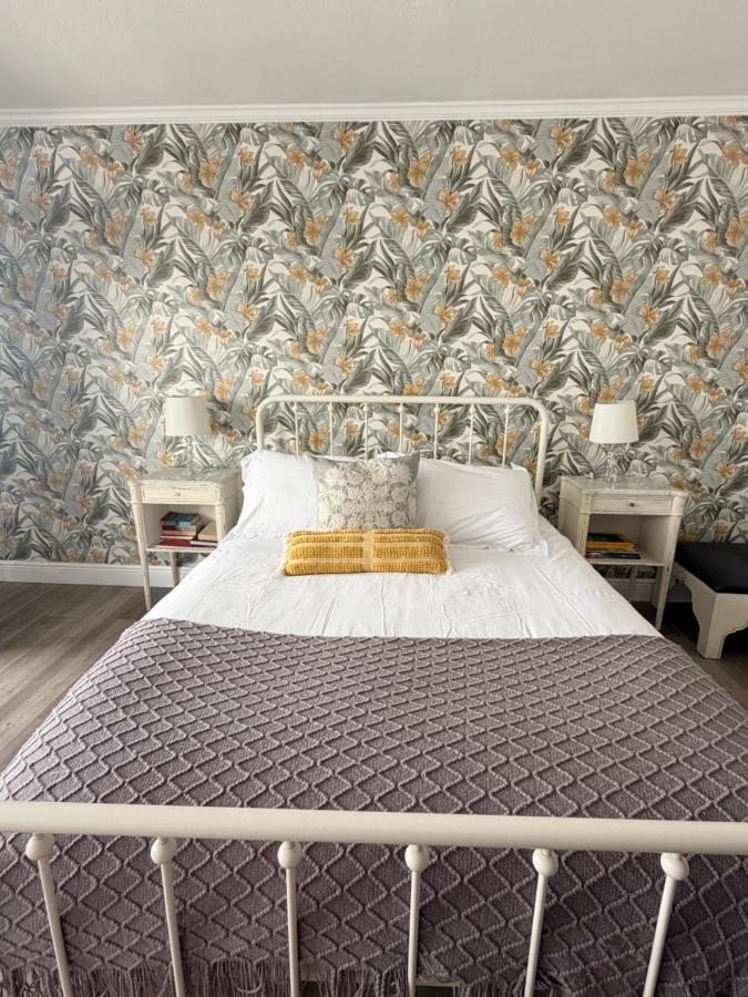 Sunny Miami Beach Getaway , Steps from the Ocean! - 2